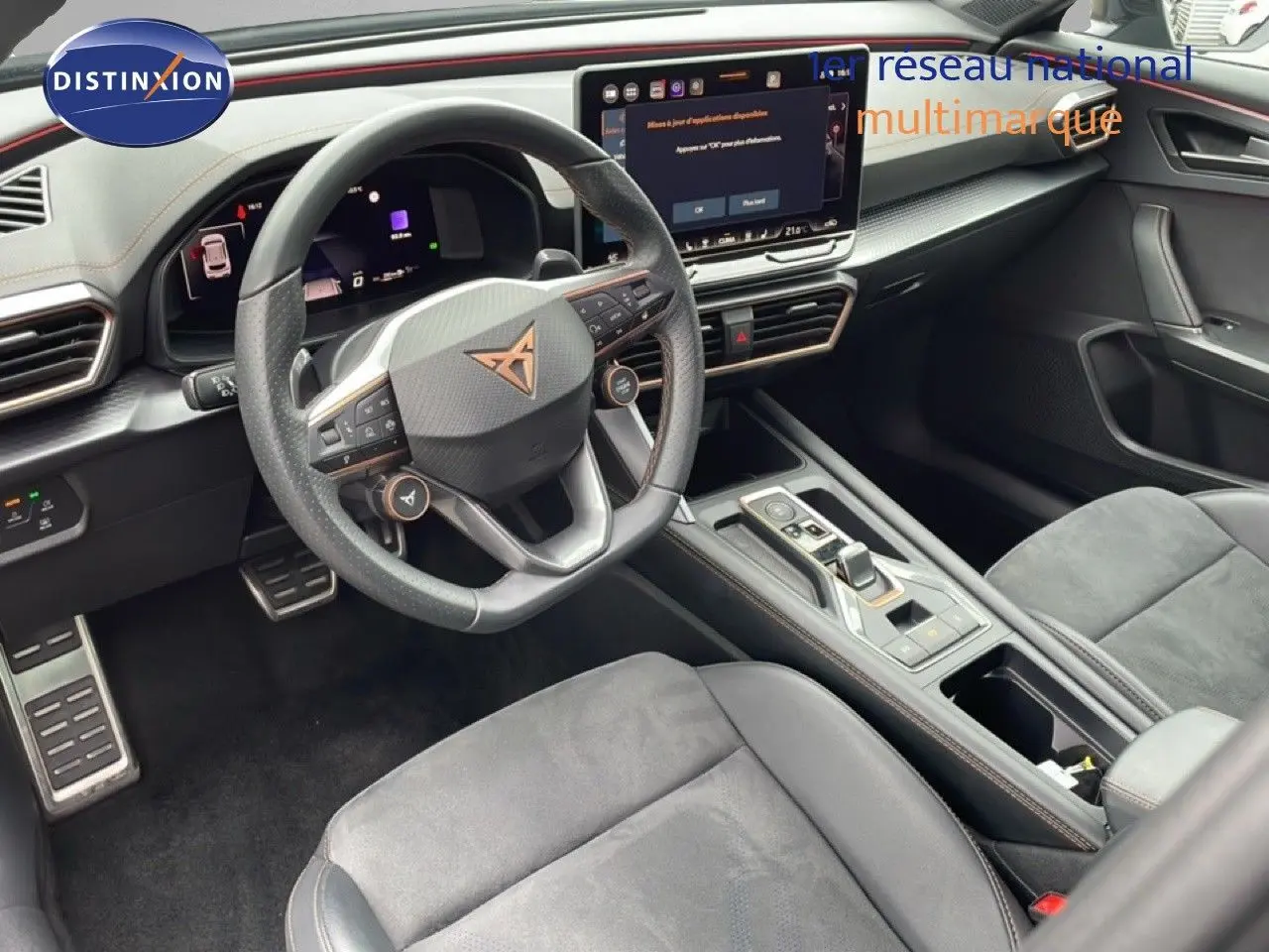 Vue intérieure côté conducteur du CUPRA Formentor 1.5 eTSI 2025, avec volant cuir noir et écran tactile central.