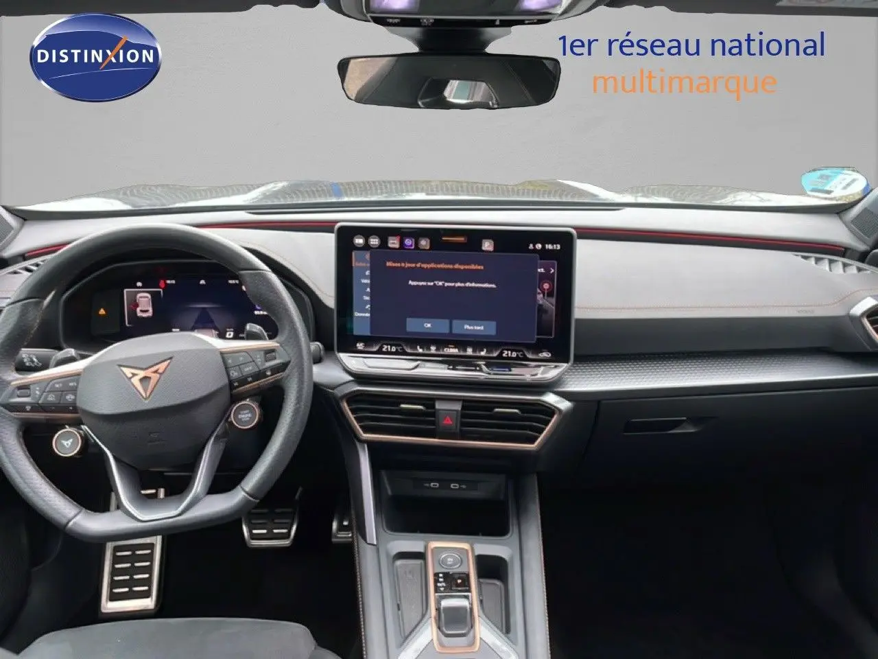 Vue intérieure avant du tableau de bord et volant cuir noir de la CUPRA Formentor gris magnétique 2025 avec écran tactile central.