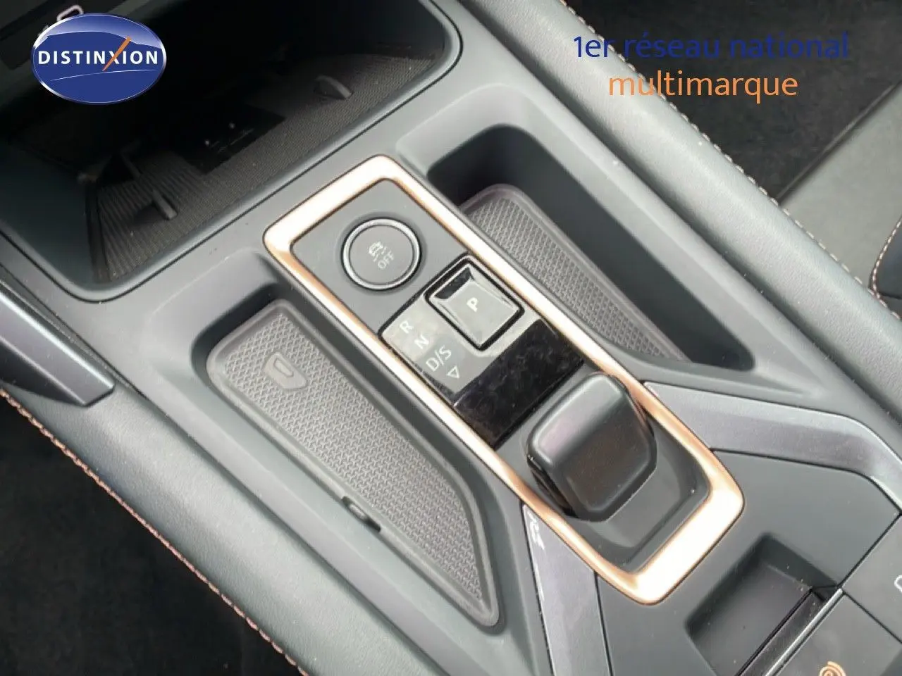 Gros plan sur la console centrale de la CUPRA Formentor 2025, mettant en valeur le levier de vitesses et les finitions noires avec surpiqûres.