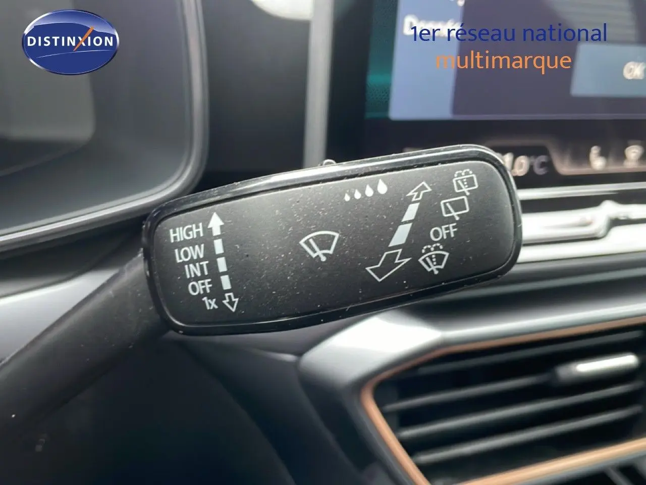 Gros plan sur la commande d’essuie-glace dans l’habitacle gris métallique du CUPRA Formentor 2025.