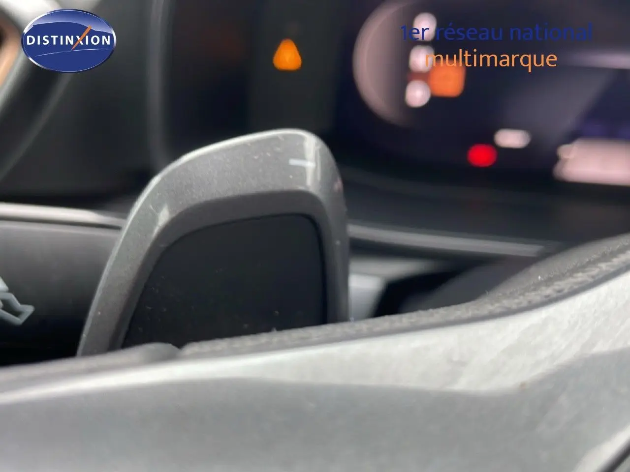 Gros plan sur la palette de changement de vitesses côté droit du volant d’une CUPRA Formentor gris métallique, intérieur noir.