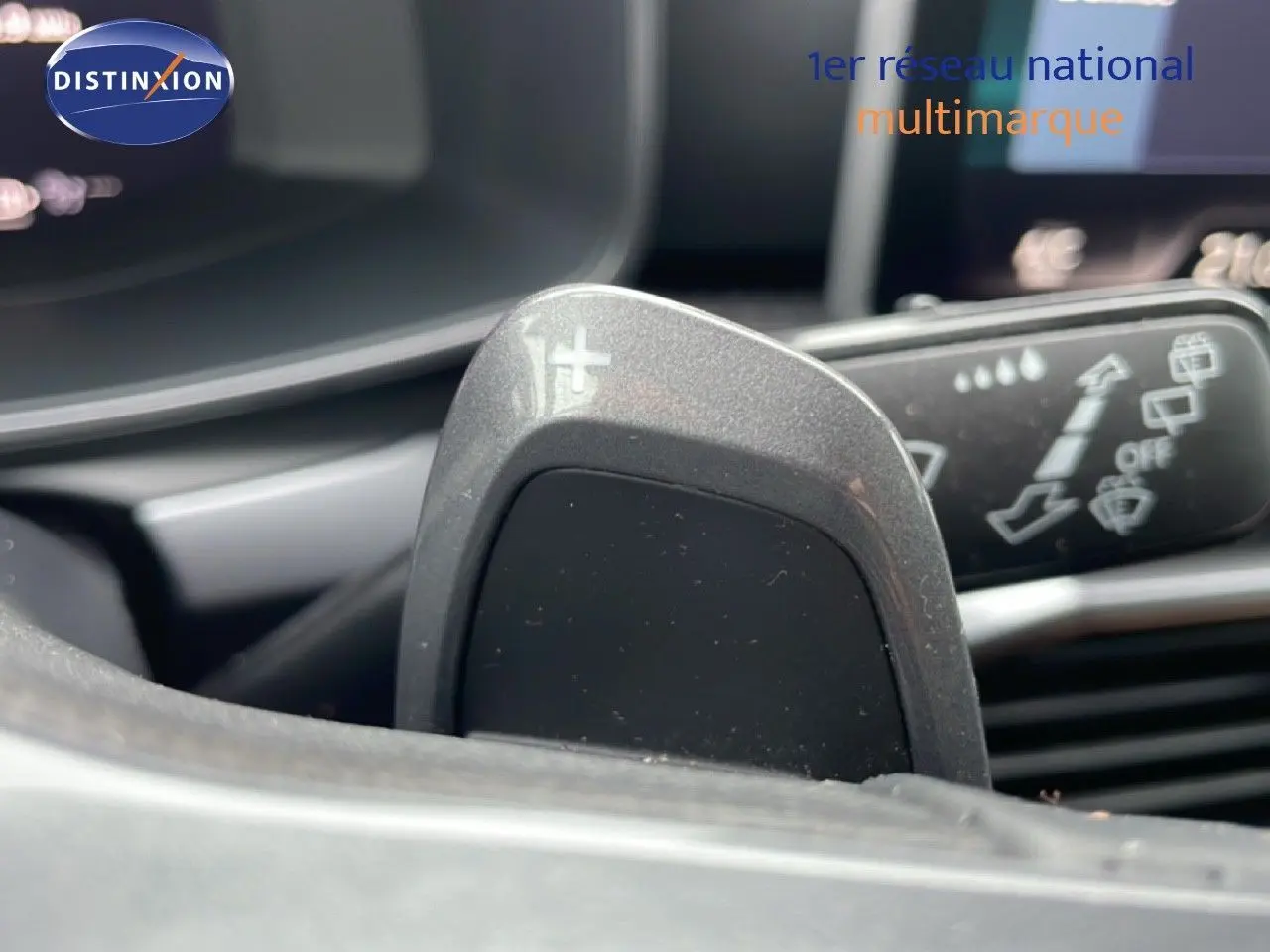 Gros plan sur la palette de changement de vitesse droite grise dans l'habitacle du CUPRA Formentor gris métallique.