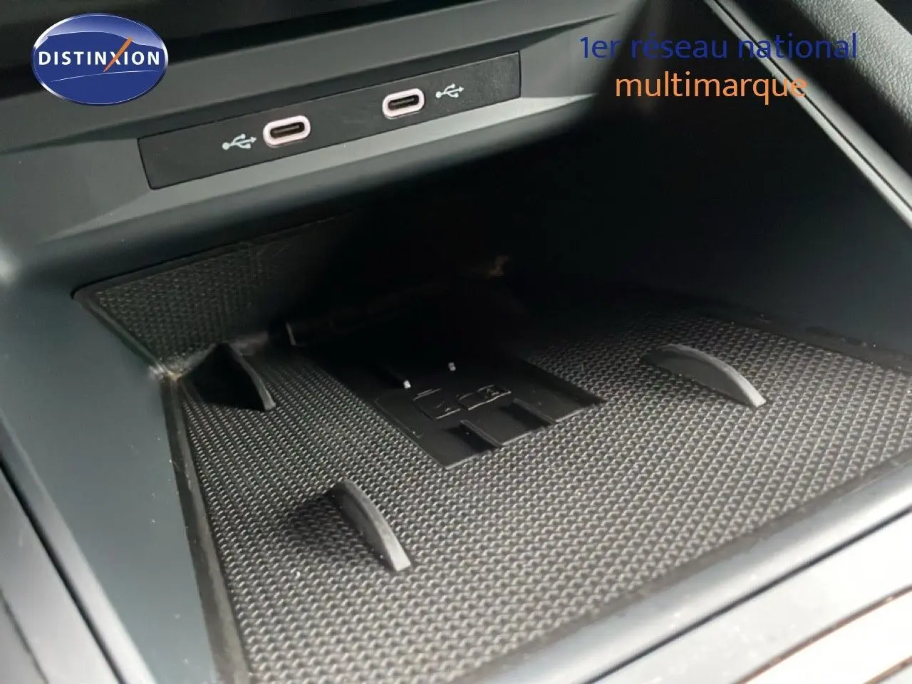 Gros plan sur la console centrale du CUPRA Formentor 2025 montrant les ports USB-C et un espace de rangement texturé noir.