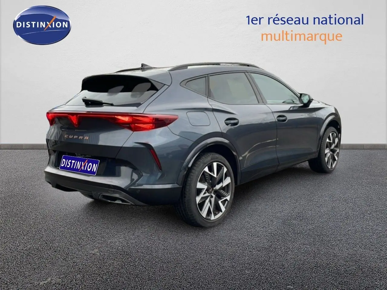 Vue 3/4 arrière droite d'un CUPRA Formentor gris magnétique métallisé avec jantes 19 pouces bicolores.