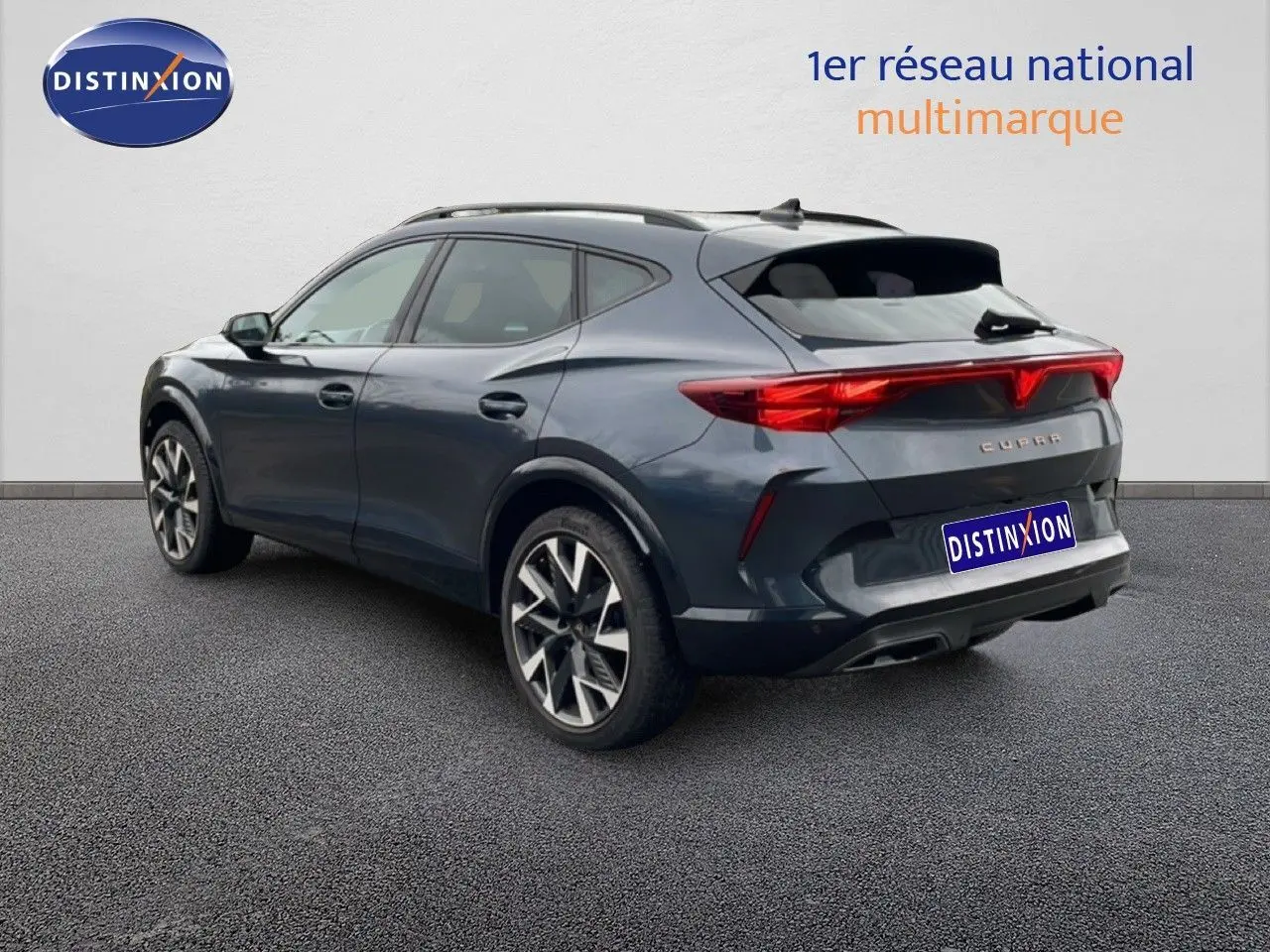 Vue 3/4 arrière droite du CUPRA Formentor gris magnétique métal avec jantes alliage et feux arrière LED distinctifs.