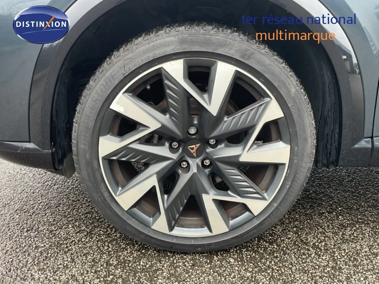 Gros plan sur la roue avant gauche de la CUPRA Formentor gris magnétique avec jante alliage bi-ton au design géométrique.