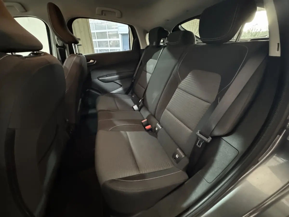 Vue intérieure côté droit des sièges arrière noirs du Renault Arkana Business E-TECH 145 gris foncé de 2022.