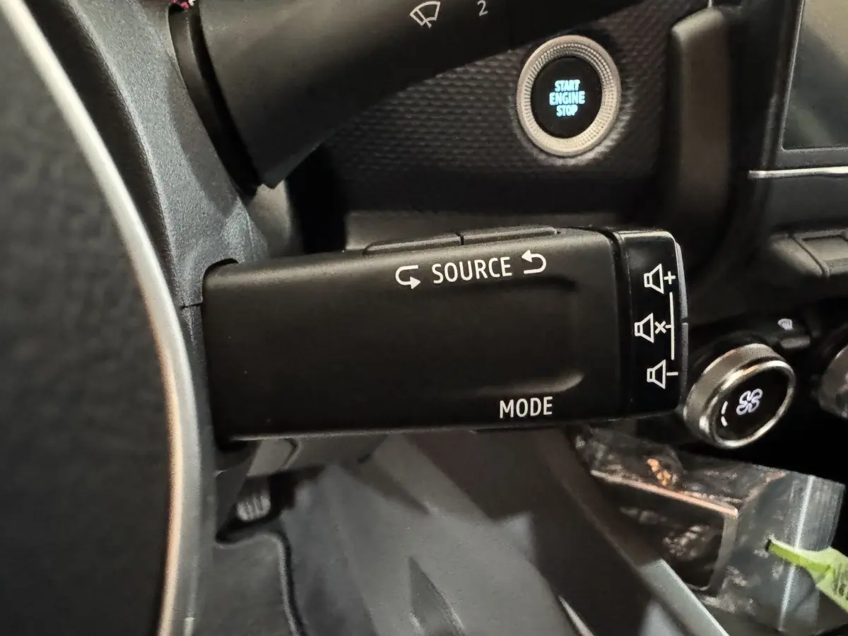 Gros plan sur la commande multimédia au volant du Renault Arkana Business E-TECH 145, avec bouton démarrage visible.