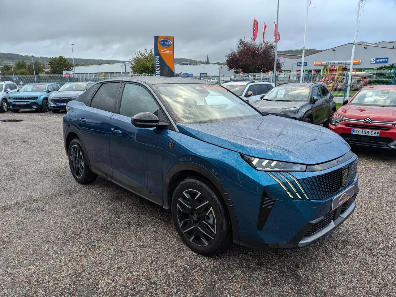 Peugeot 3008 Hybrid bleu métallisé en 3/4 avant droit, avec calandre noire et jantes alliage 19 pouces.