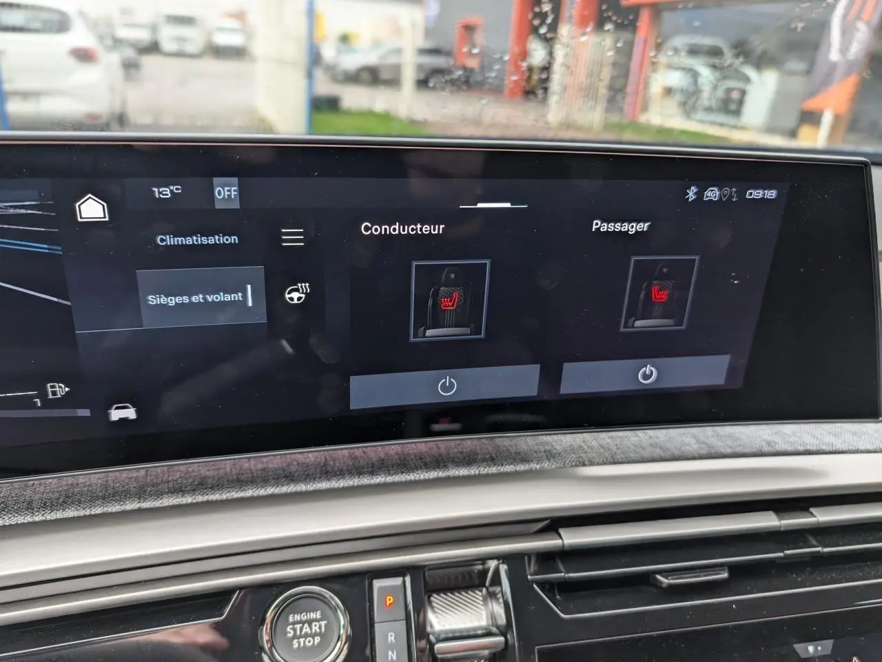 Écran tactile central du Peugeot 3008 Hybrid 2025 affichant les réglages de sièges chauffants conducteur et passager.