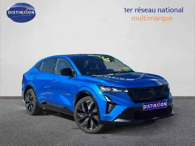 Renault Rafale 1.2 E-Tech bleu sommet métallisé en 3/4 avant droit, avec calandre noire et jantes noires.