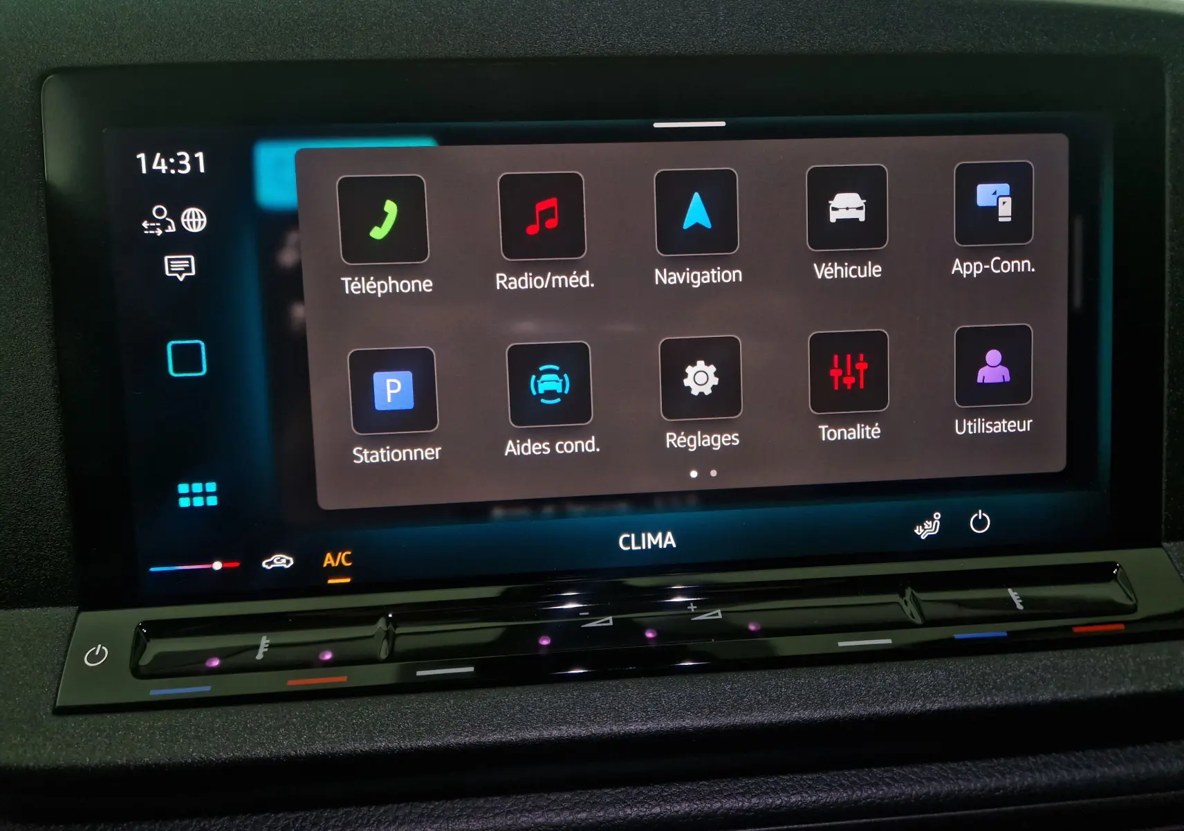 Écran tactile central du Volkswagen Caddy Maxi blanc 2025 affichant le menu des aides à la conduite et réglages.