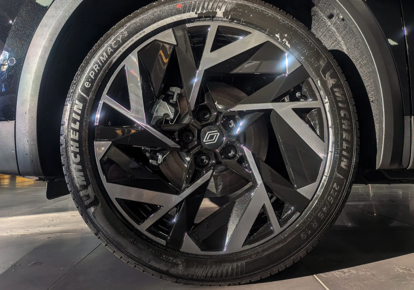 Gros plan sur la roue avant droite du Renault Captur noir étoilé, mettant en valeur la jante biton et le pneu Michelin.