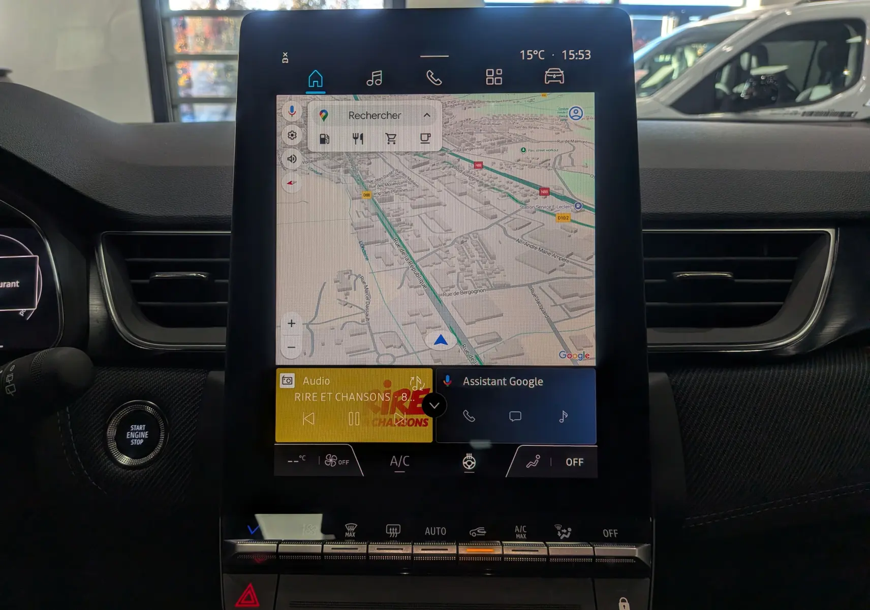 Écran tactile central du tableau de bord du Renault Captur E-TECH 2025 avec navigation et commandes climatisation visibles.