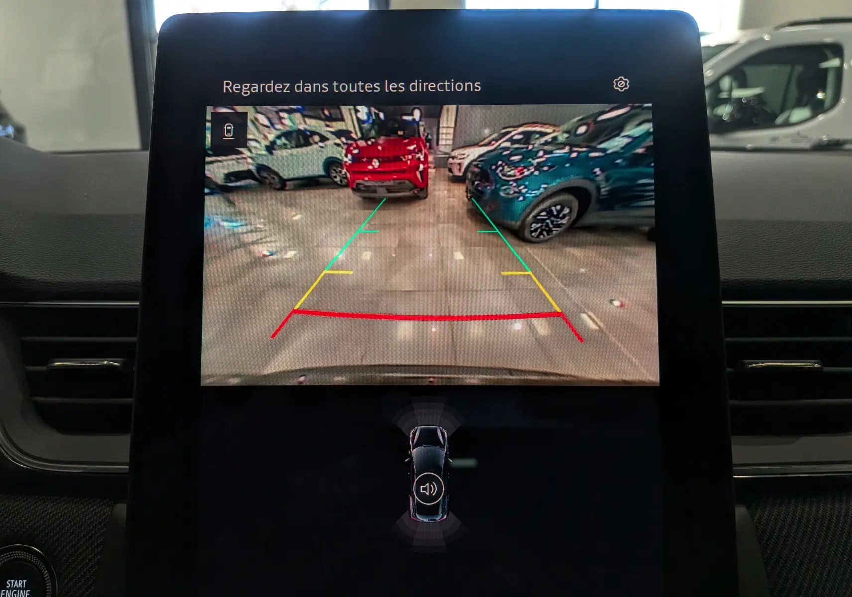 Affichage de la caméra de recul du Renault Captur E-TECH noir étoilé montrant un parking intérieur avec plusieurs véhicules colorés.