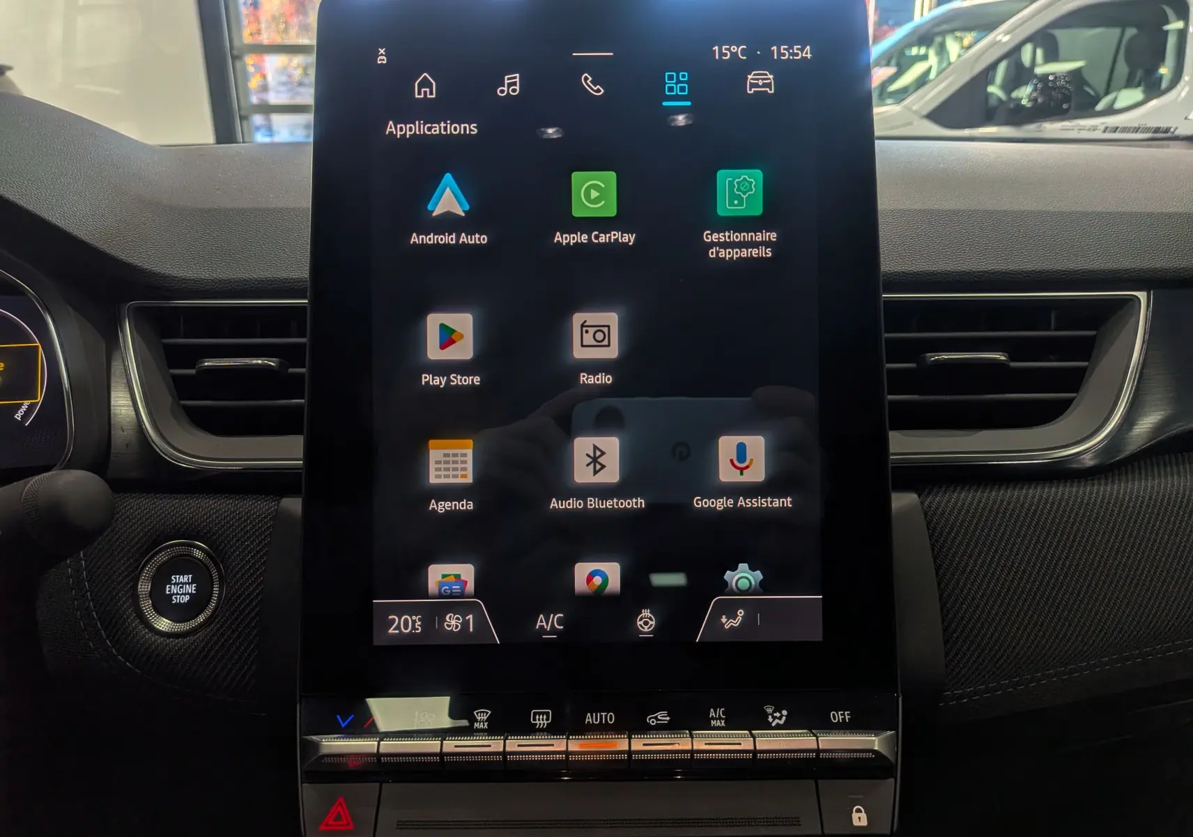 Écran tactile central allumé avec interface multimédia dans l’habitacle d’un Renault Captur E-Tech noir étoilé 2025.