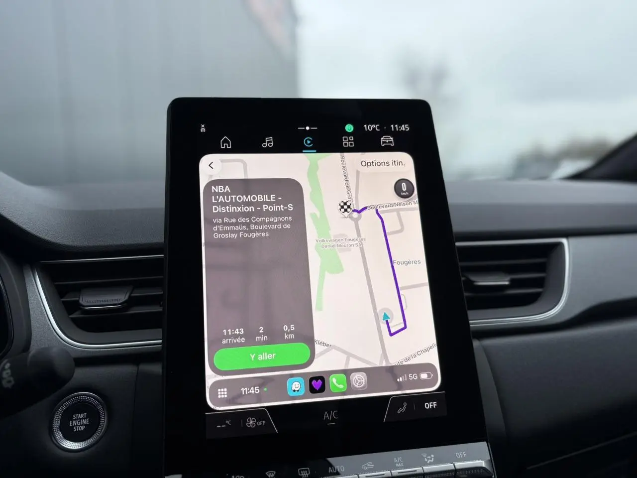 Écran tactile Open R-Link 10,4" du tableau de bord du Renault Captur bleu Iron, affichant la navigation GPS.