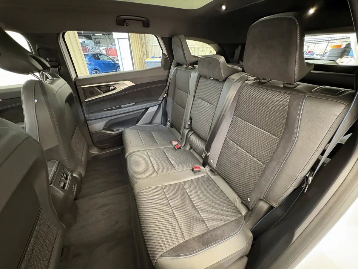 Vue intérieure côté droit des sièges arrière en tissu gris avec surpiqûres bleues du Renault Espace Esprit Alpine 2025.