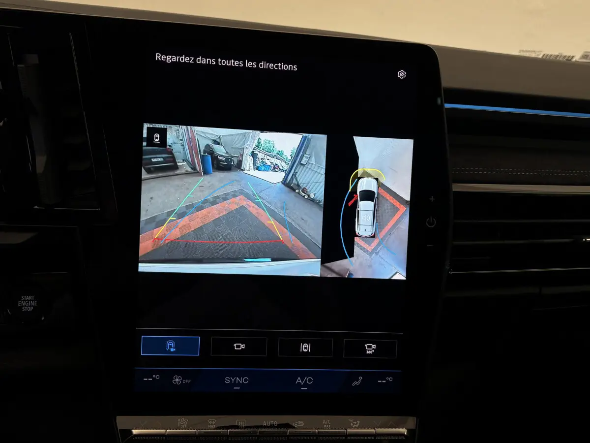Écran tactile intérieur affichant la caméra de recul et vue 360° du Renault Espace blanc, version hybride 2025.