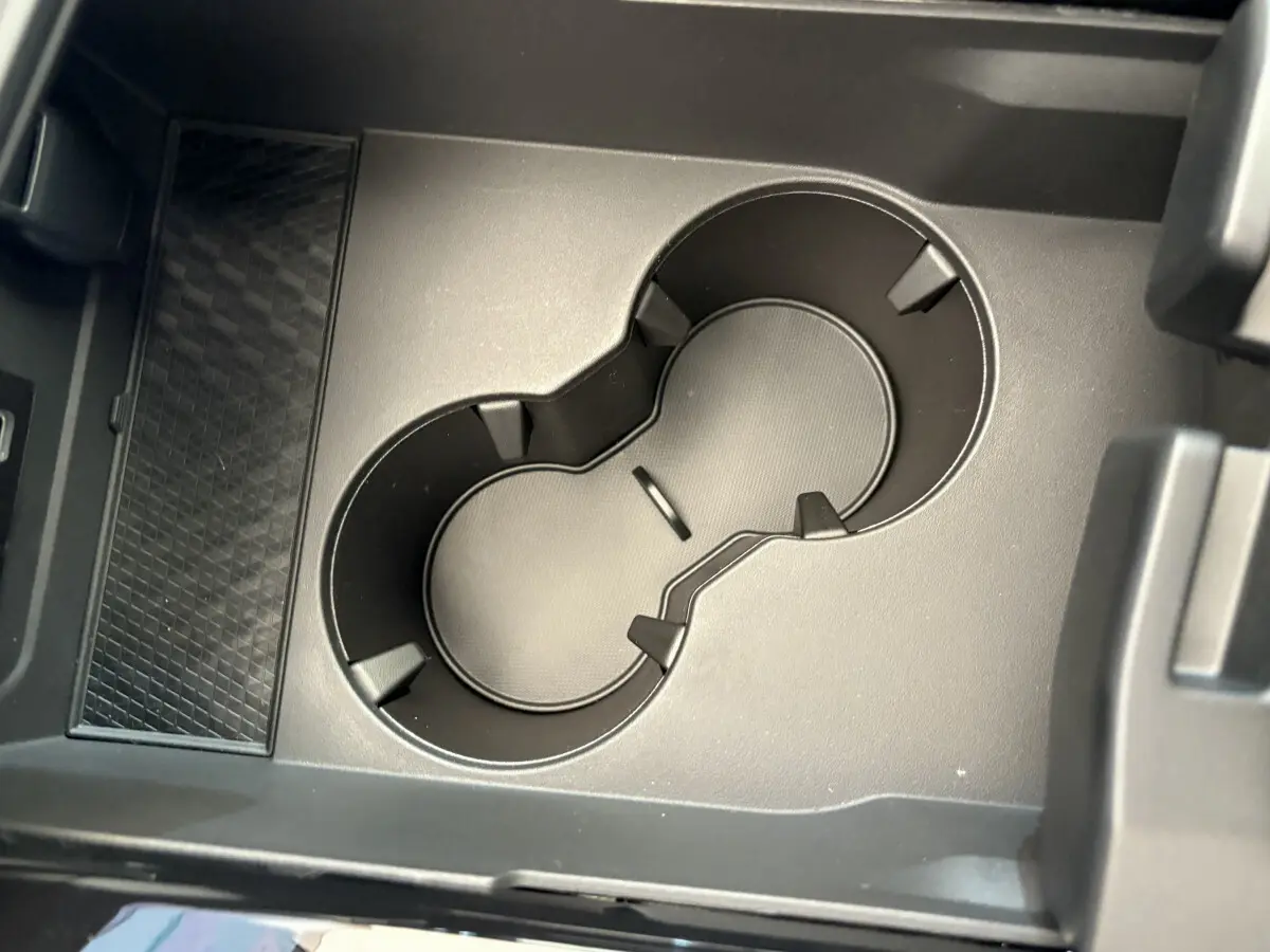 Gros plan sur les porte-gobelets noirs intégrés à la console centrale du Renault Espace esprit Alpine blanc 2025.