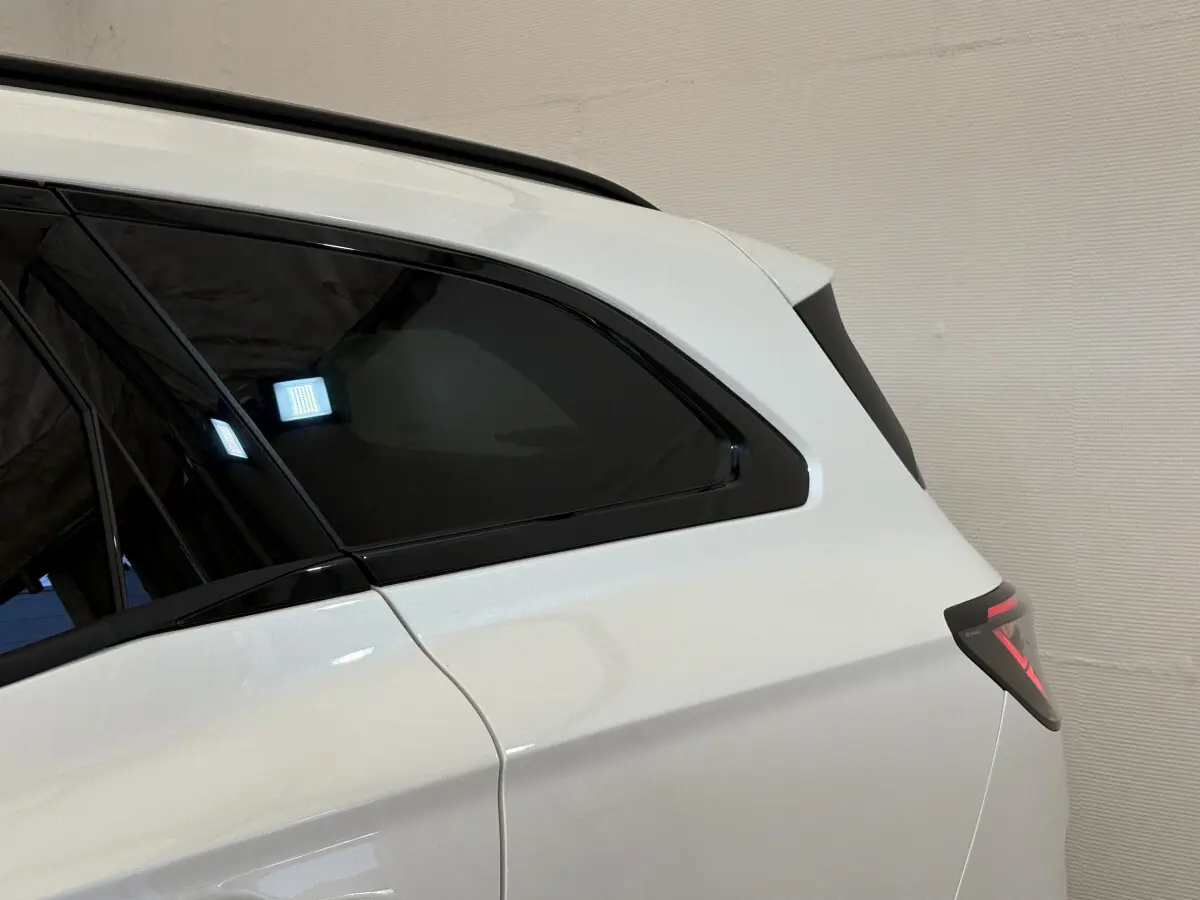 Vue côté droit arrière du Renault Espace blanc esprit Alpine 7 places avec vitres teintées et feux arrière LED.