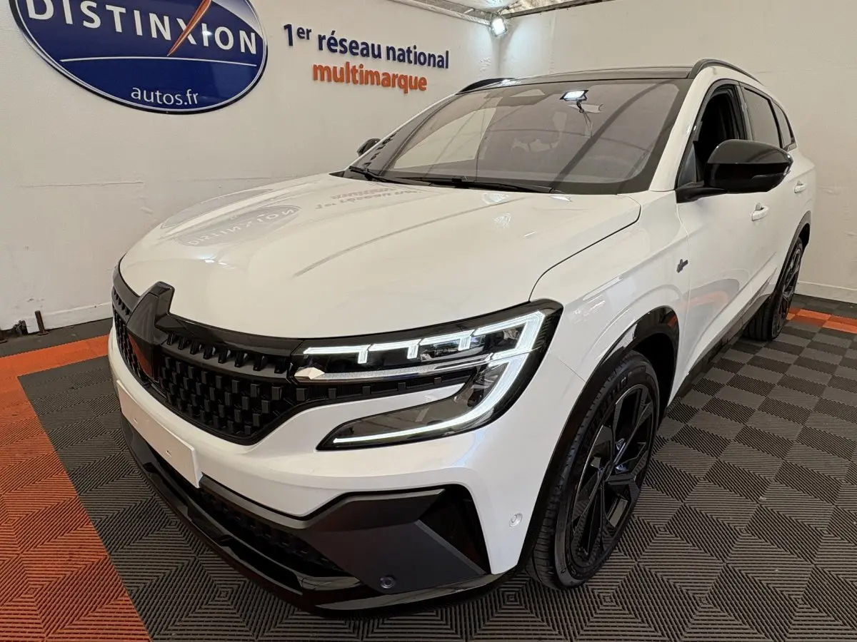 Renault Espace esprit Alpine blanc vu en 3/4 avant droit, avec calandre noire et jantes noires distinctives.