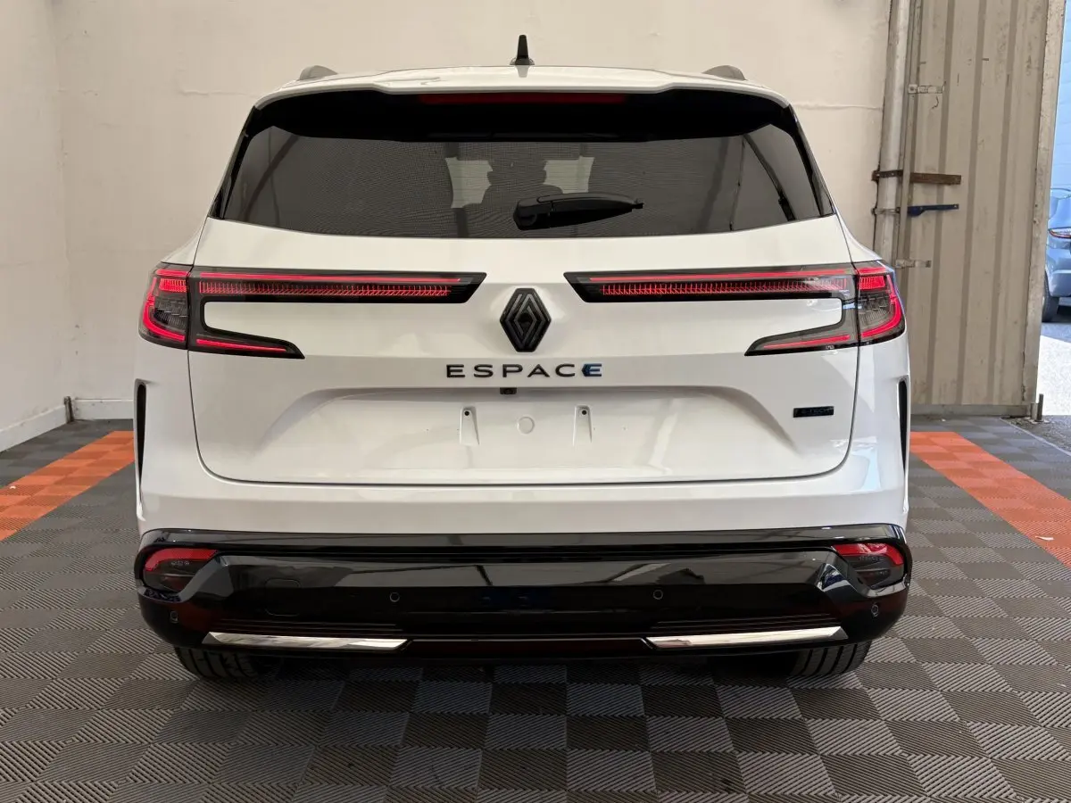 Vue arrière du Renault Espace blanc esprit Alpine 7PL E-Tech 2025 avec feux LED étirés et pare-chocs noir brillant.
