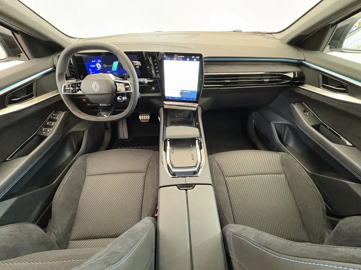 Vue intérieure frontale du Renault Espace esprit Alpine 7PL E-Tech 2025, avec tableau de bord numérique et écran tactile central vertical.