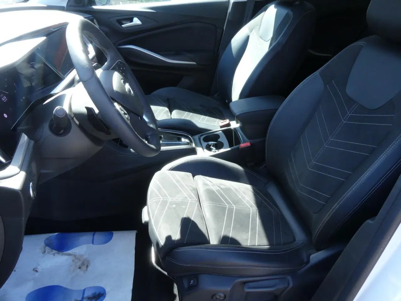 Vue intérieure côté conducteur de l'Opel Grandland 2024, sièges Alcantara noirs avec coutures contrastées.