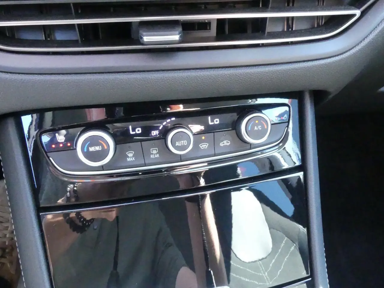 Détail de la console centrale noire brillante avec commandes climatisation bi-zone du Opel Grandland 2024.