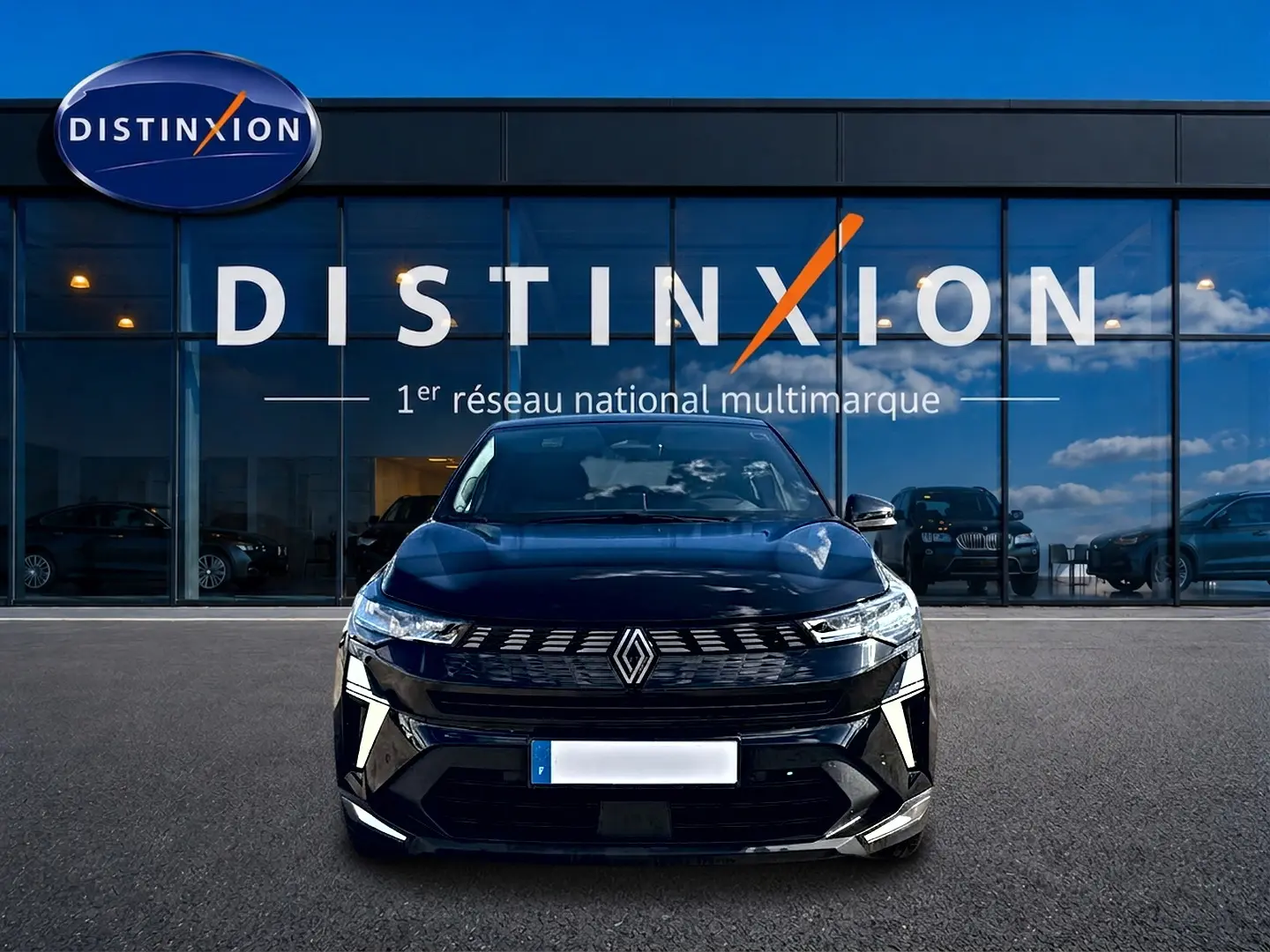 Renault Symbioz 2026 noir étoile, vue de face, avec calandre moderne et phares LED fins, devant showroom Distinxion.