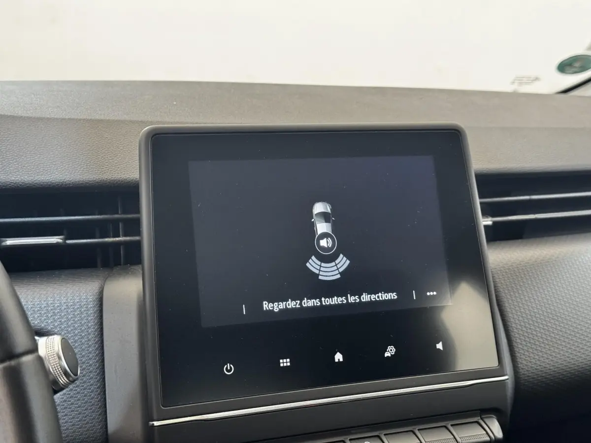 Écran tactile central de la Renault Clio Business TCe 100 2020 affichant une alerte de détection d'obstacle.