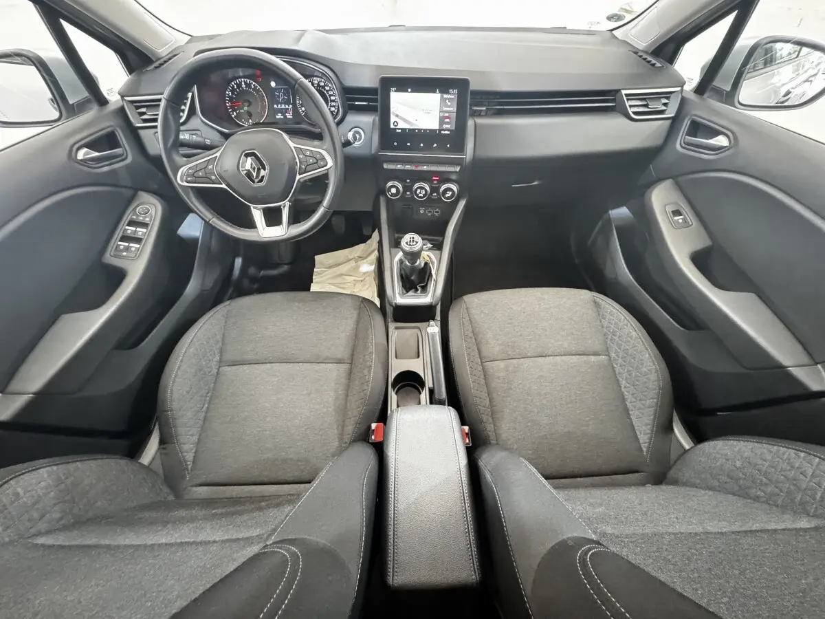 Vue intérieure avant de la Renault Clio Business TCe 100 2020, montrant le volant multifonctions, écran tactile et sièges gris.
