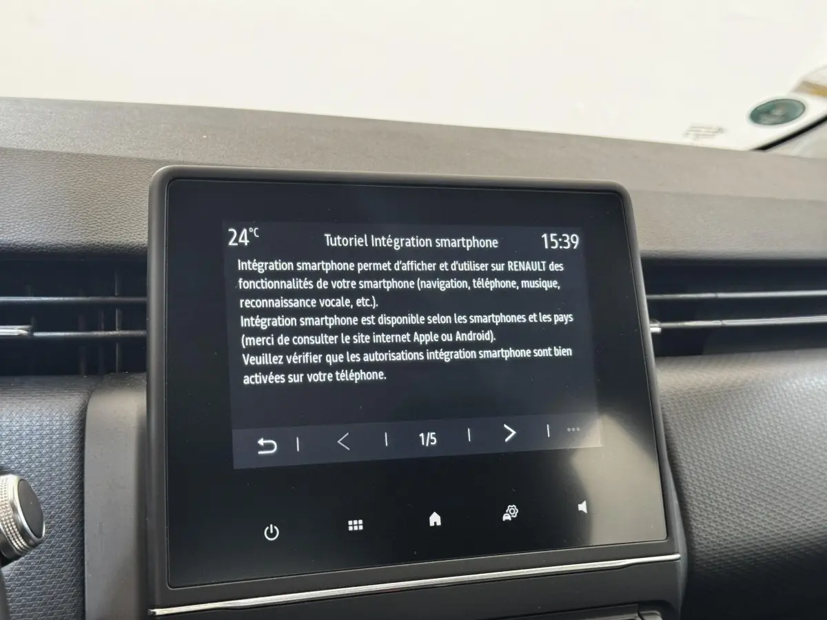 Écran tactile central du tableau de bord de la Renault Clio Business TCe 100, affichant un tutoriel d’intégration smartphone.