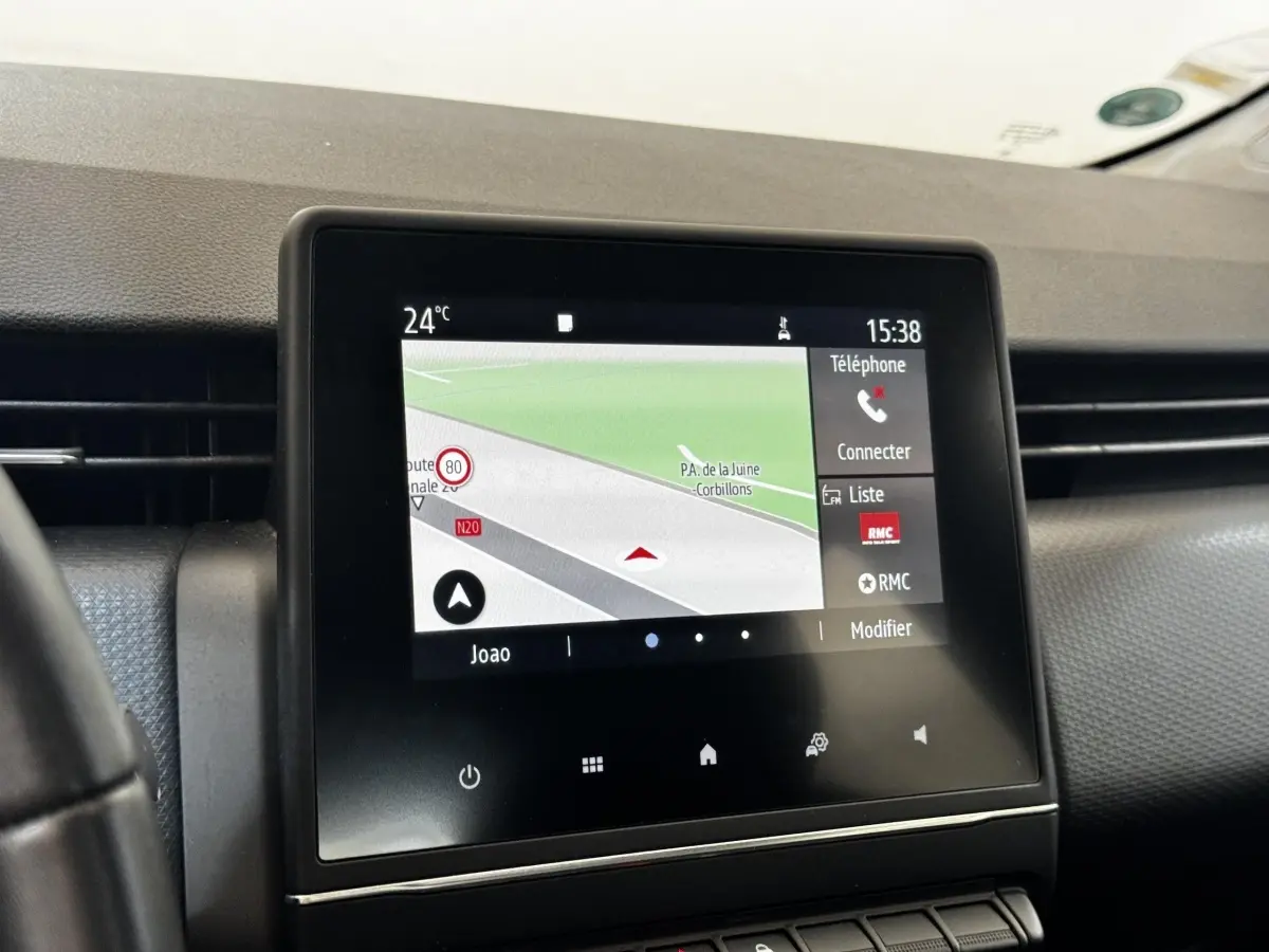 Gros plan sur l’écran tactile central de la Renault Clio Business gris clair, affichant la navigation 3D et les options téléphone.