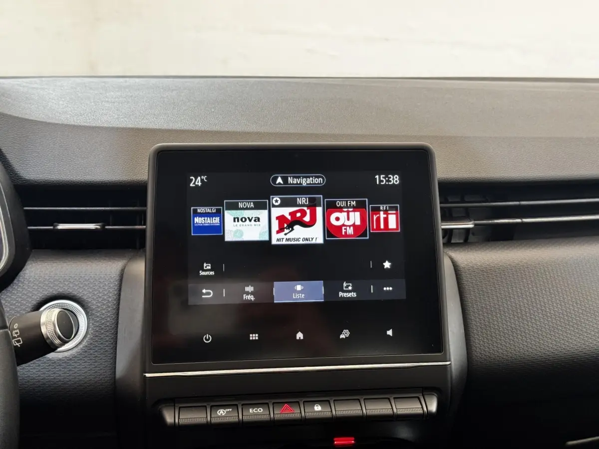 Écran tactile central de la Renault Clio Business TCe 100 2020 affichant les stations radio, vue intérieure frontale.