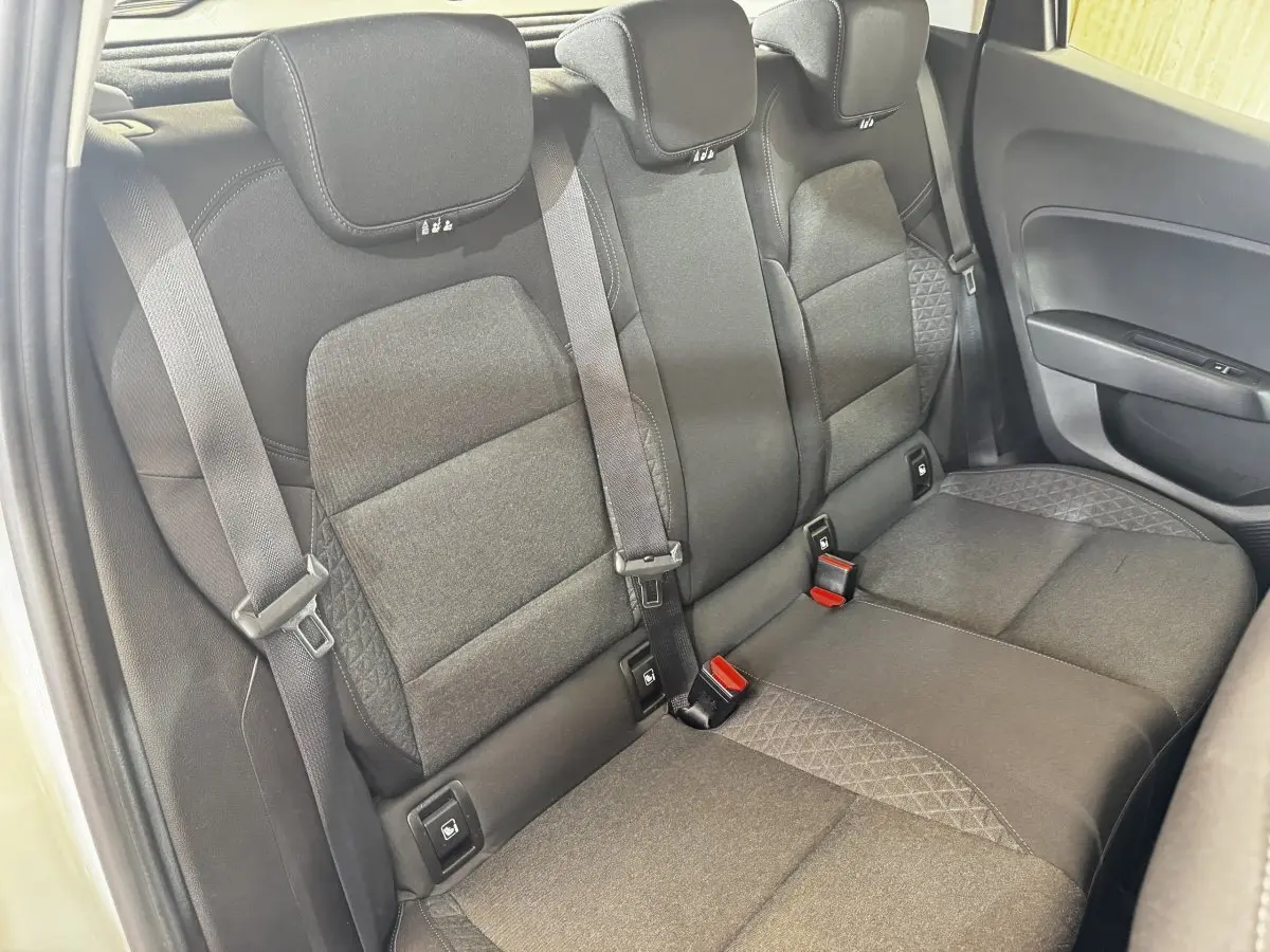 Vue intérieure côté droit montrant la banquette arrière noire de la Renault Clio Business TCe 100 de 2020.
