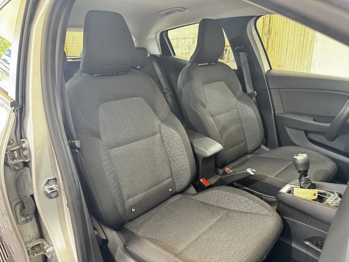 Vue intérieure côté conducteur de la Renault Clio Business TCe 100 2020, sièges tissu gris et levier de vitesse manuel.