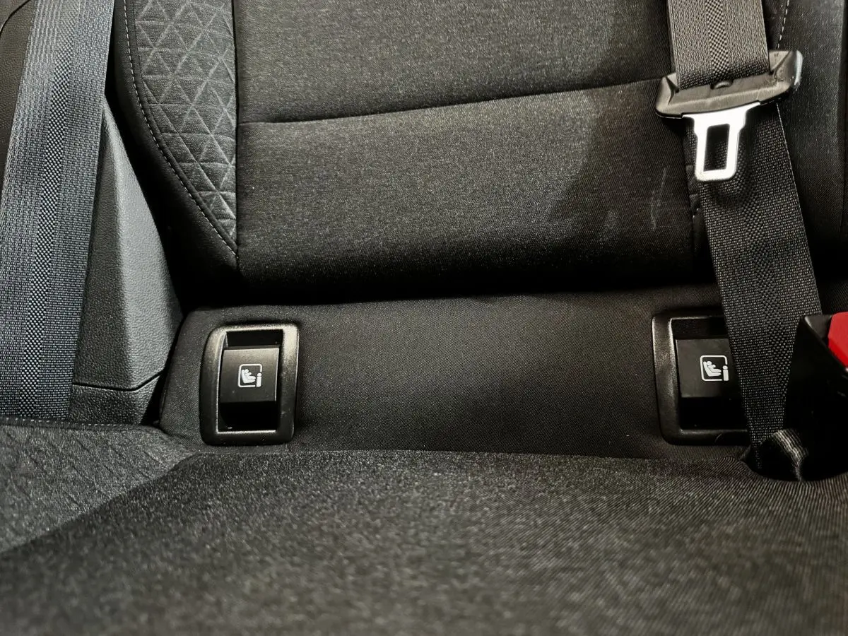 Détail de la banquette arrière noire de la Renault Clio Business TCe 100 2020 avec attaches Isofix visibles.