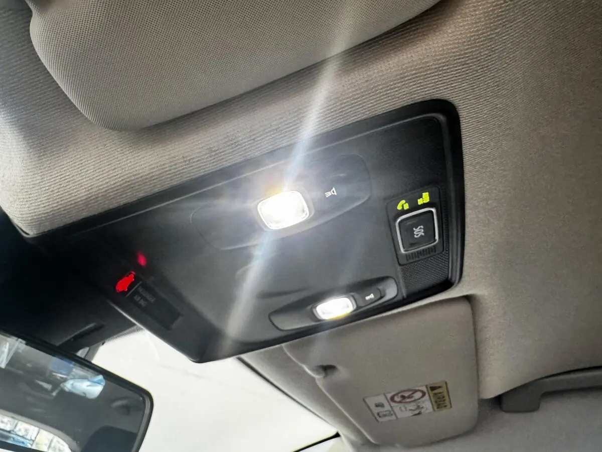 Plafonnier intérieur allumé avec boutons SOS et éclairage de lecture, Renault Clio Business TCe 100 2020 gris clair.