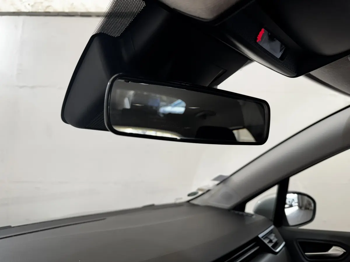 Vue intérieure du rétroviseur central et partie du tableau de bord de la Renault Clio Business TCe 100 gris clair de 2020.
