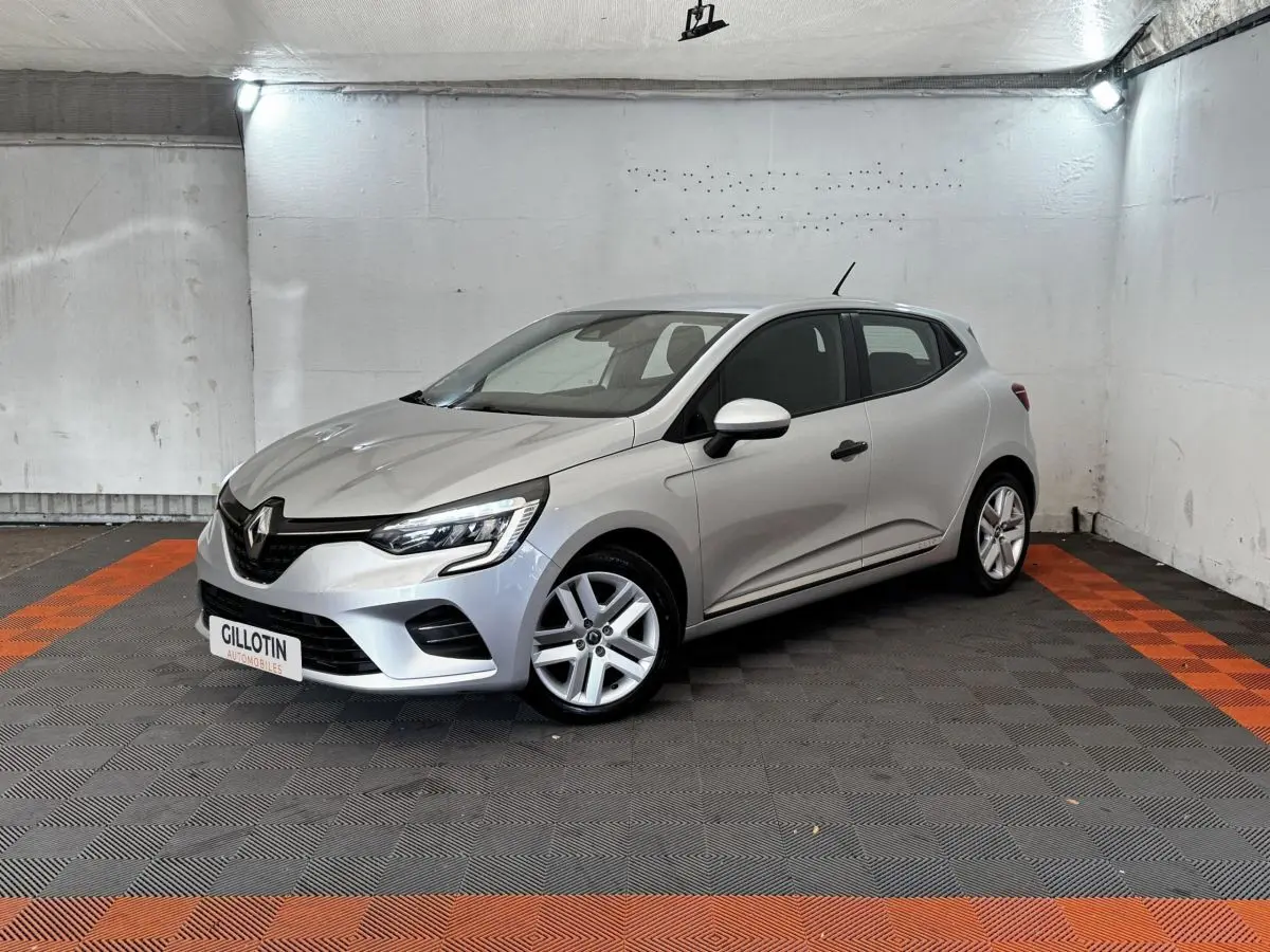 Renault Clio Business TCe 100 gris clair vue 3/4 avant droit avec phares LED et jantes alliage.