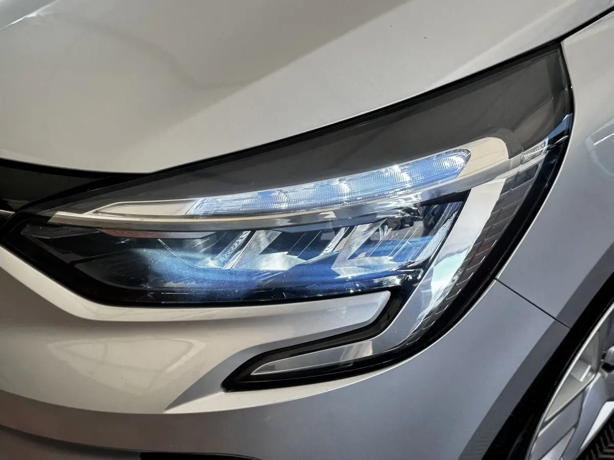 Gros plan sur le phare avant droit LED de la Renault Clio Business TCe 100 gris clair de 2020.