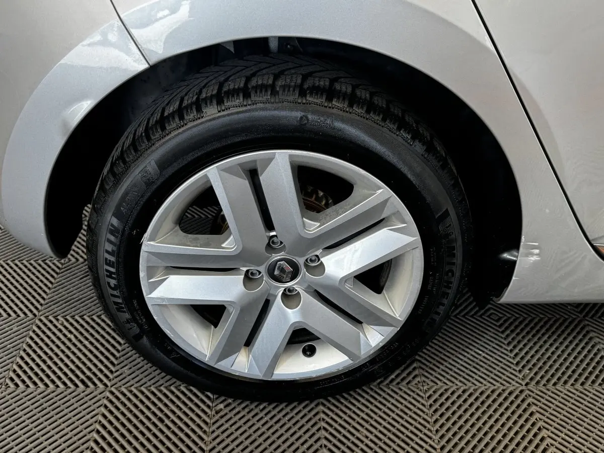 Gros plan sur la roue avant droite gris clair de la Renault Clio Business TCe 100 avec jante alliage distinctive.