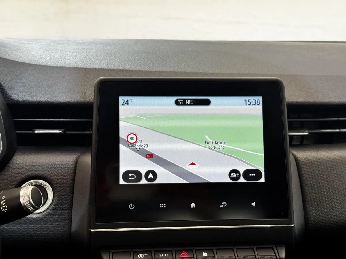 Écran tactile central de navigation 3D affichant une carte, dans le tableau de bord d'une Renault Clio Business gris clair.