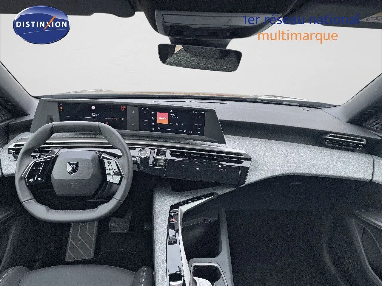 Intérieur du Peugeot 3008 Hybrid 2025 vu de face, tableau de bord moderne avec écran numérique et volant compact noir.