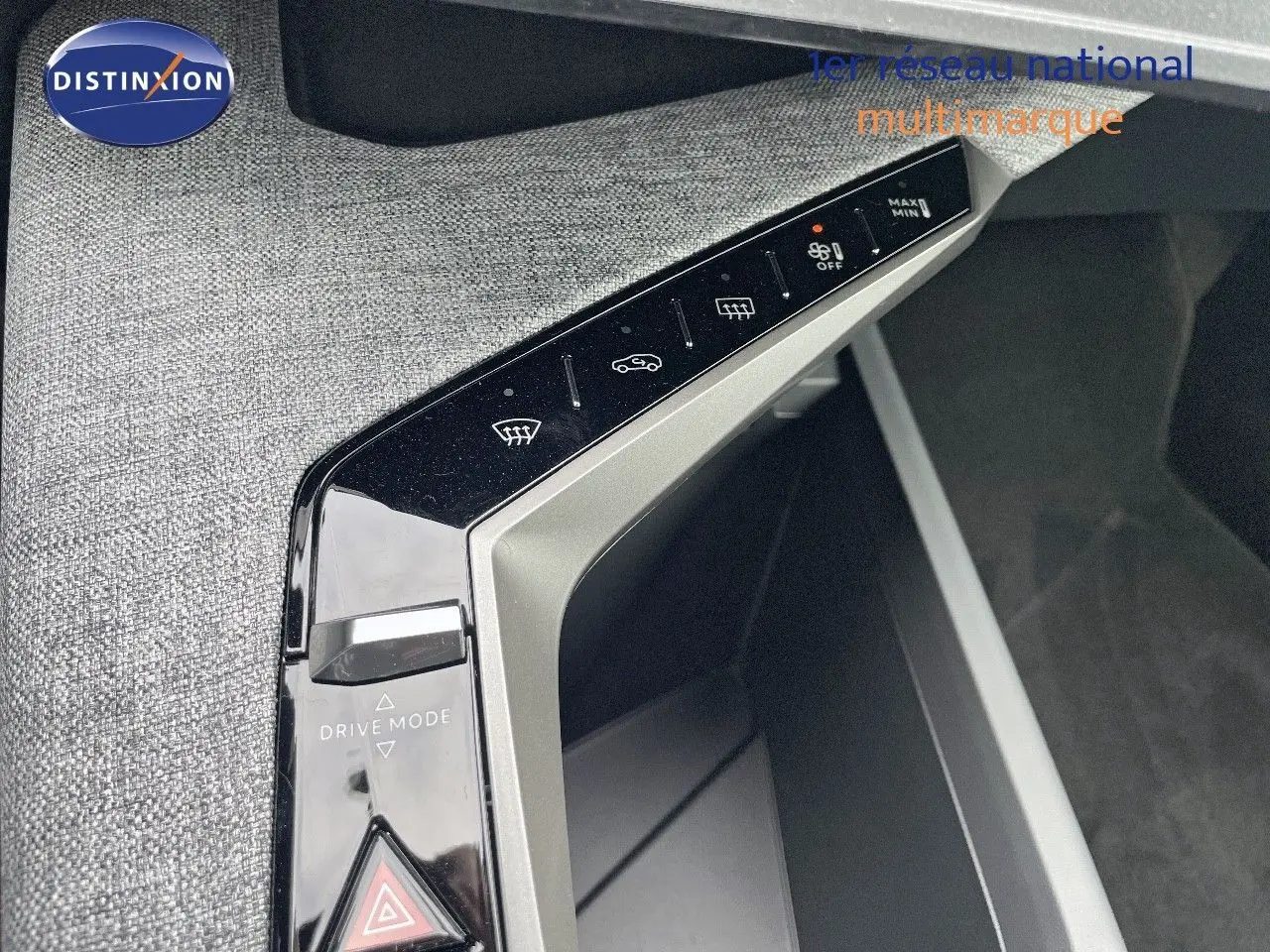 Vue rapprochée de la console centrale du Peugeot 3008 Hybrid 2025, mettant en valeur les commandes tactiles et le bouton Drive Mode.