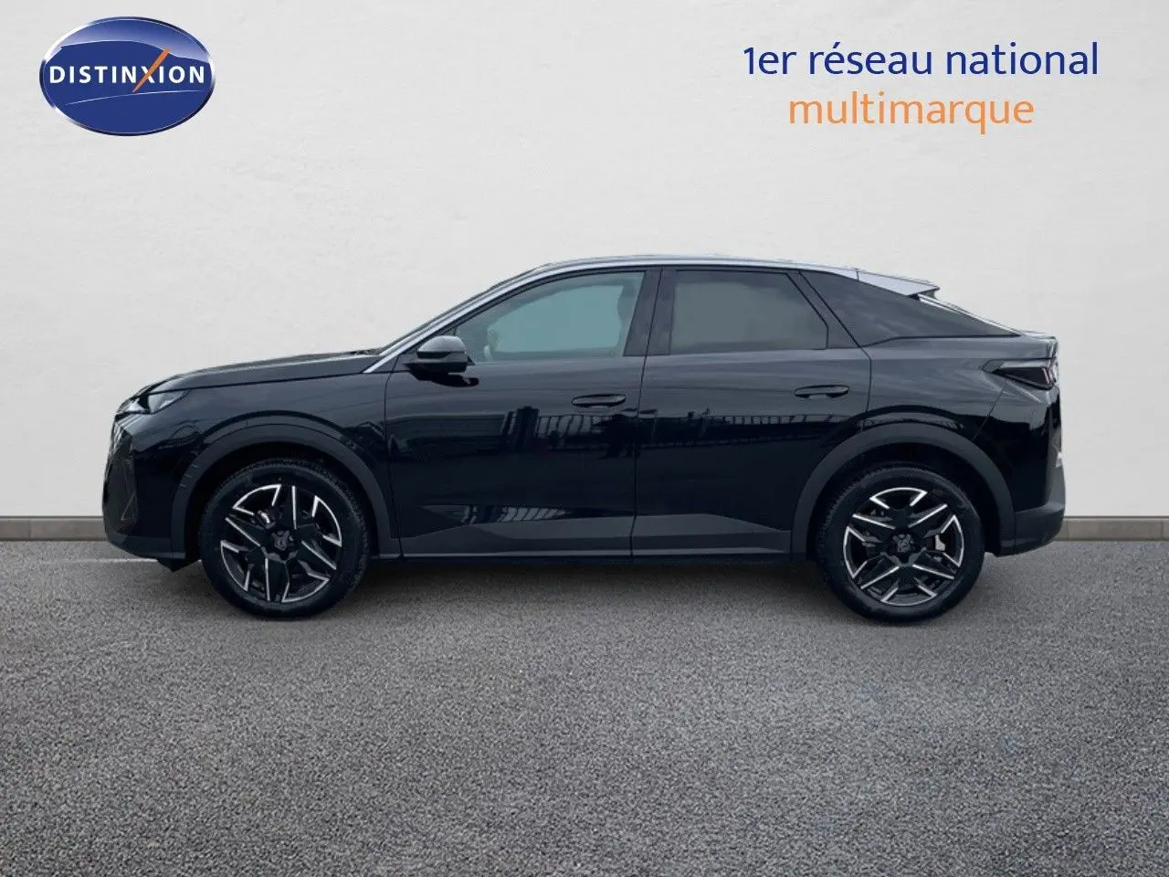 Profil latéral gauche d'un Peugeot 3008 HYBRID noir perle métal avec jantes alliage bicolores et lignes modernes.