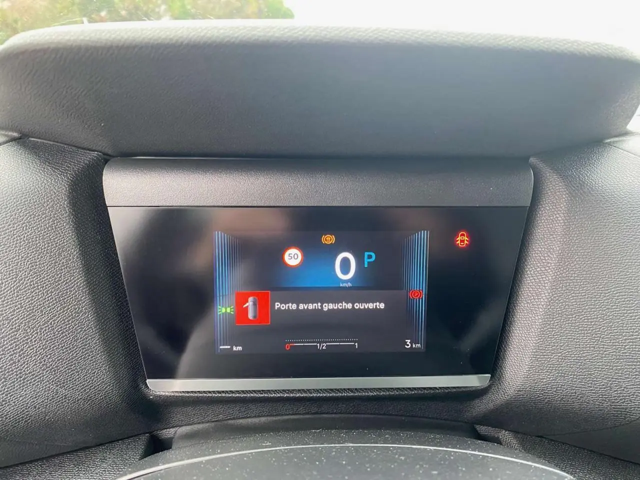 Affichage numérique du combiné de bord de la Citroën C4 hybride 2025, indiquant porte avant gauche ouverte.