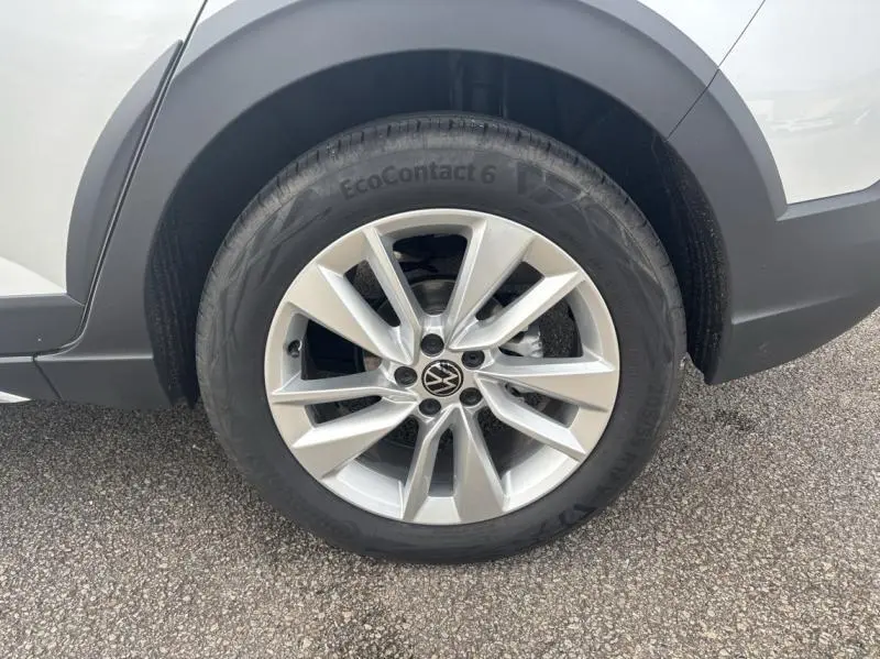 Gros plan sur la roue avant gauche en alliage du Volkswagen Taigo 2025 couleur Reflet d'Argent métallisée.